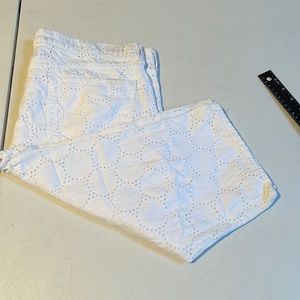 SEVEN7 size 32 White eyelet capri pants denim cut stretch mid rise NWOT